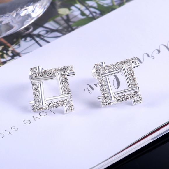 Jewelry - ✨Stunning Square Studs✨